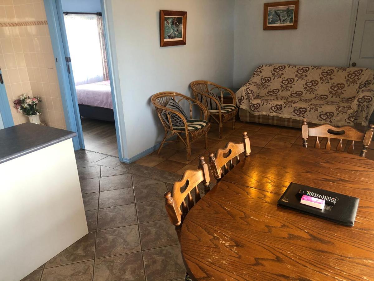 Lake Front Motel Entrance Luaran gambar